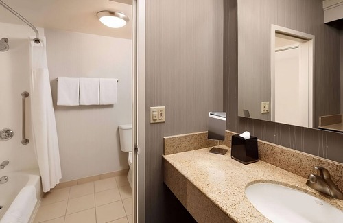 Laguna Hills Hotel | Experience Family Hotel Seasonal Outdoor Pool in Laguna Hills & Pets are Allowed