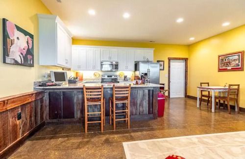 Clinton Otro | The Cozy Barn Escapada