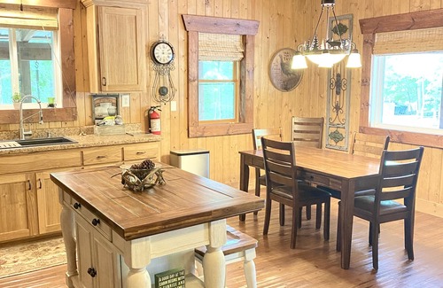Spencer Cabina | Experience the peaceful Wooded Retreat Cabin - 300 private acres -security gate