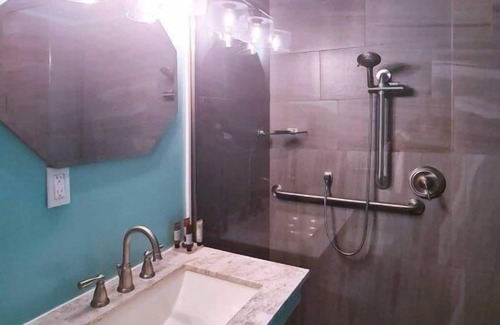 Lenox Cama Y Desayuno | Experience Timeless Elegance in The Edith Wharton Room!