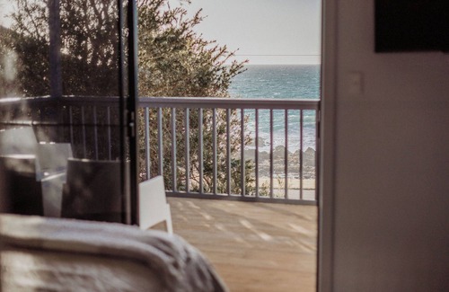Dudley East Casa | Explore coastal luxury at On The Rocks