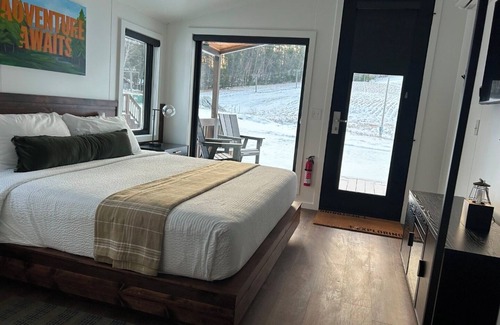 Iron Mountain Hotel | Explore Scenic Overlooks from Charming Ski-in/Ski-out Cabin Near Attractions