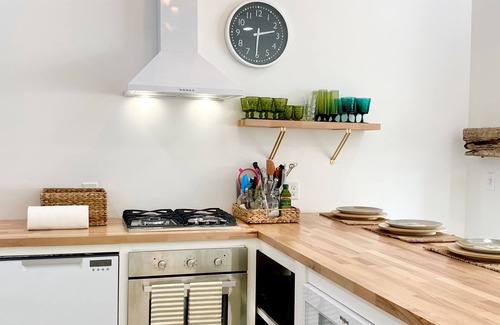 Harbert Apartamento | Explore WithInn-Relaxation Centrally Located to Beaches and Walkable Restaurants