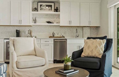 Longbeach Village Casa | Exquisite 3 BR / 3.5 BA home with pool and spa on Longboat Key - The Captain's Quarters