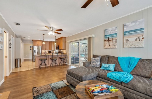 Brandon Casa | Exquisite Retreat with Heated Pool for 14 Guests, Pool Table Paradise!