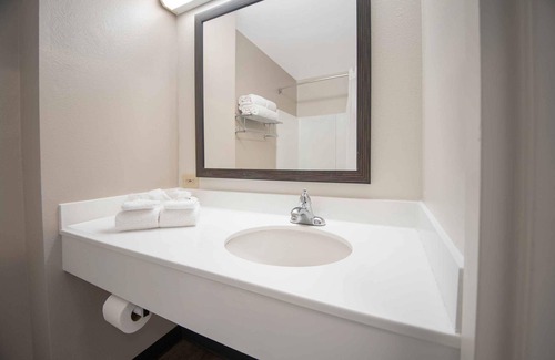 Carver City - Lincoln Gardens Hotel | Extended Stay America Suites Tampa Airport N Westshore Blvd