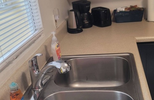 Vero Beach Apartamento | Extended-Stay Studio w King Bed and Full Kitchen. Small unit with everything.