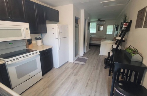 Vero Beach Apartamento | Extended-Stay Studio w King Bed and Full Kitchen. Small unit with everything.