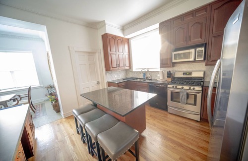 Lake View East Apartamento | Extra Large Authentic Chicago Graystone walk to Wrigley, Lakefront & Restaurants