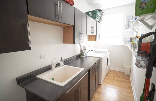 Lake View East Apartamento | Extra Large Authentic Chicago Graystone walk to Wrigley, Lakefront & Restaurants