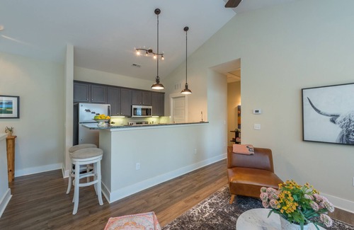 Five Points Casa | Fab NY Style Townhome 5 min to downtown Asheville 1 car garage!Ski Hike Bike!