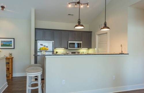 Five Points Casa | Fab NY Style Townhome 5 min to downtown Asheville 1 car garage!Ski Hike Bike!