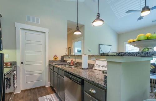 Five Points Casa | Fab NY Style Townhome 5 min to downtown Asheville 1 car garage!Ski Hike Bike!