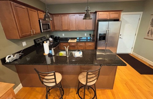 Albany Apartamento | Spacious 1 BR apt in converted industrial building. 1 block from Washington Park