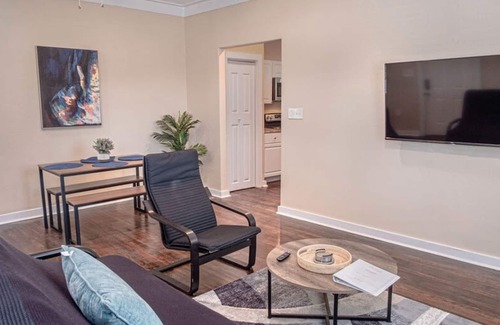 Near East Side Apartamento | Fabulous Newly Renovated 2Br 1Ba Near Downtown