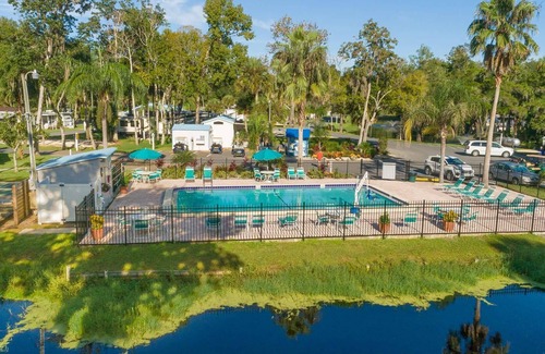 Homosassa Alquiler De RV | Fabulous RV waiting for you to come and relax on the Beautiful Homosassa River