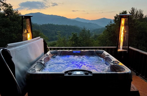 Burnsville Cabina | Fainting Goats! Luxe Retreat + 270° Long-Range Views near Asheville, NC