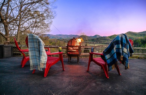 Burnsville Cabina | Fainting Goats! Luxe Retreat + 270° Long-Range Views near Asheville, NC