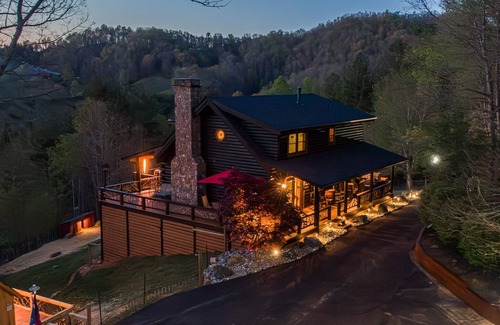Burnsville Cabina | Fainting Goats! Luxe Retreat + 270° Long-Range Views near Asheville, NC