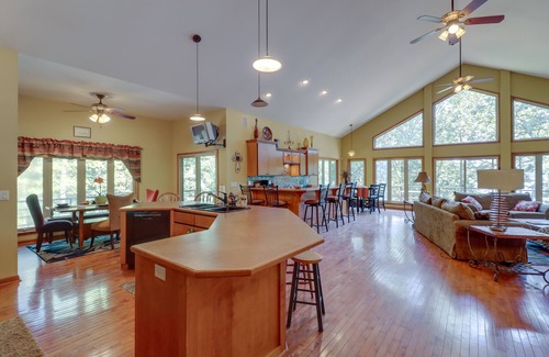 Fairfield Bay Casa | Fairfield Bay Retreat w/ Fireplaces & Lake Access