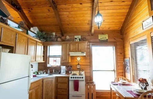 Eureka Springs Cabina | The Grand View, Heart Shaped Tub at Red Bud Valley