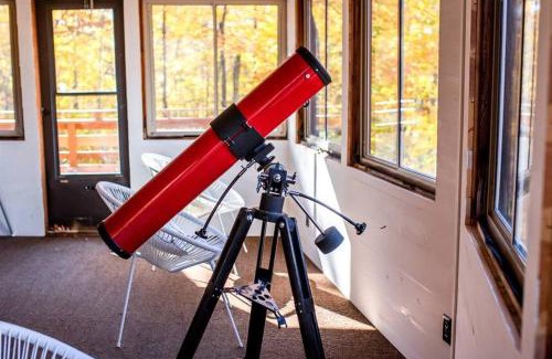 Hayward Chalet De Esquí | Fall Getaway Resort-3 KING suites, Dog-Friendly