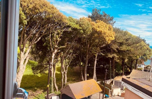 Dawlish Apartamento | Family 4-bed Apartment in Dawlish With Sea View