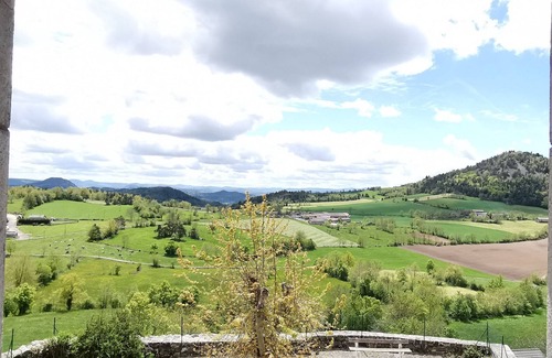 Mezeres Cabaña | Casa familiar con patio y ping-pong, cerca de Lyon y Clermont-Ferrand