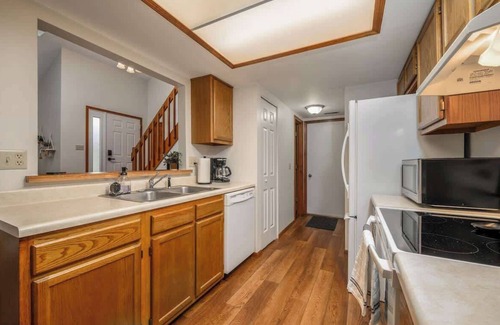 Fort Wayne Casa | Family Friendly 2 bedroom Condo Close to Fun