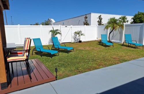 Kenneth City Casa | Family Friendly 3BR Home Sleeps 6 Private Backyard and Free Parking Near St Pete Beach