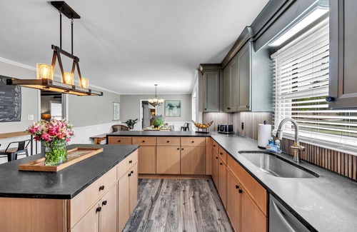 Jamestown Casa | Casa completamente renovada cerca del mercado de muebles, Greensboro Aquatic Center y Wyndham