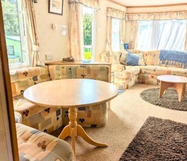 Bryn-crug Chalet De Esquí | Family-Friendly Woodland Caravan Pool & Bar