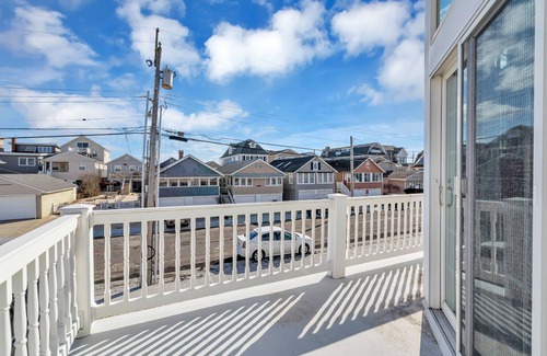 Manasquan Casa | Family friendly house across the street from Beach!