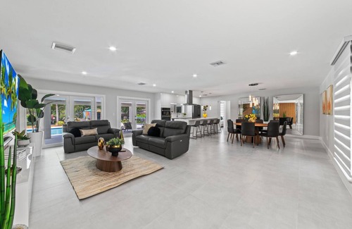 Miami Gardens Casa | Family Fun House w/ Pool, Games, Sports & BBQ