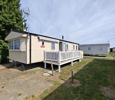 Clacton-on-Sea Complejo | Family Holiday Home with private terrace