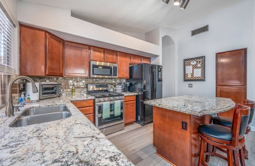 Avondale Casa | Family Home 3 beds/Private Heated Pool-10 mins to Stadium.