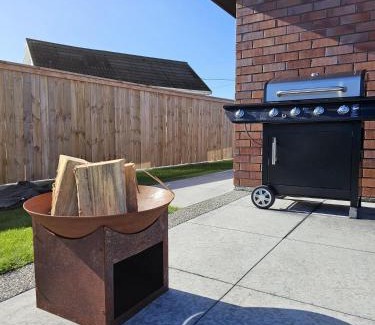 Bell Block Villa | Family home, Game Zone & Outdoor Fireplace- Sleeps 10