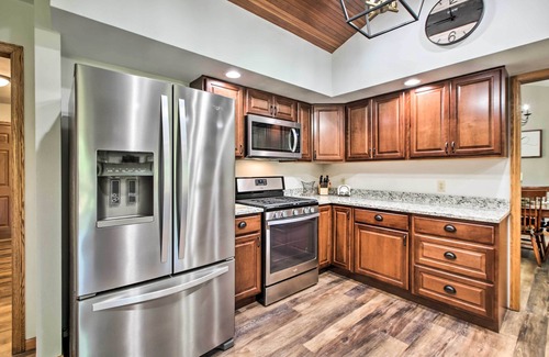 Janesville Casa | ¡NUEVO! ¡Casa familiar con terraza, patio y muelle en el río Rock!