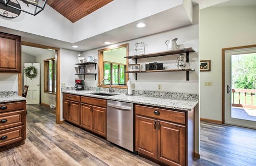 Janesville Casa | ¡NUEVO! ¡Casa familiar con terraza, patio y muelle en el río Rock!