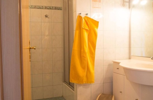 Karchau Casa | Family room, separate toilet and shower - Alpengasthof Moser