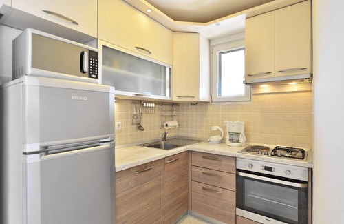 Rogoznica Villa | Amplia villa con piscina privada, bar y deportes.