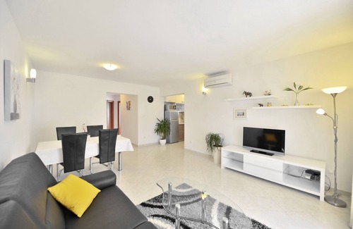 Rogoznica Villa | Amplia villa con piscina privada, bar y deportes.