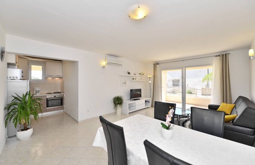 Rogoznica Villa | Amplia villa con piscina privada, bar y deportes.