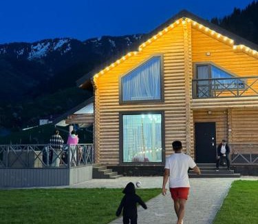 Besqaynar Chalet De Esquí | FamilyHouseTabagan гостевой дом,коттедж в горах для компании с террасой и баней