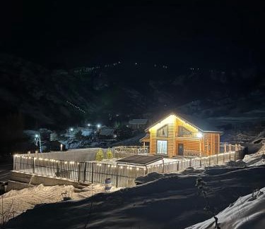 Besqaynar Chalet De Esquí | FamilyHouseTabagan гостевой дом,коттедж в горах для компании с террасой и баней