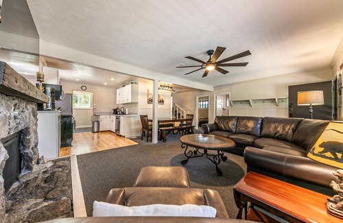 Donner Lake Woods Cabina | Fantastic 5-bedroom cabin just minutes walk to West End Beach, Donner Lake.