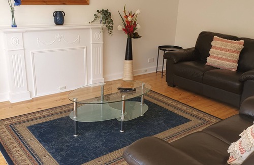 Glenelg East Apartamento | Fantastic location, only a short walk to Jetty Rd or hop on a tram to the city.