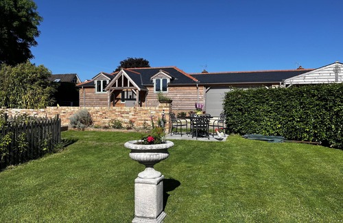 Woodfalls Cabaña | Farm Cottage on a Secluded 9-acre Equestrian Small Holding