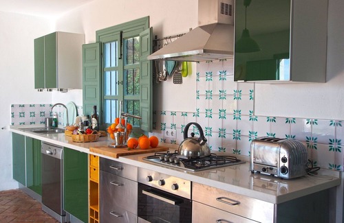 Riogordo Casa | Casa rural en ubicación privilegiada, con piscina privada y jardines establecidos.