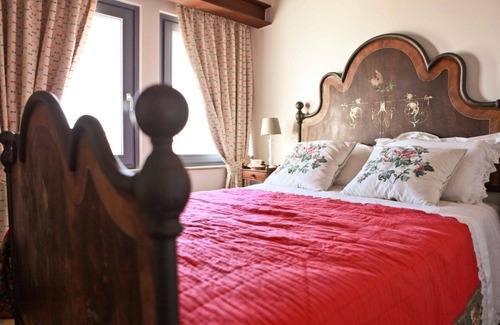 Fratte Rosa Otro | Farmhouse in the vineyards with garden and swimming pool